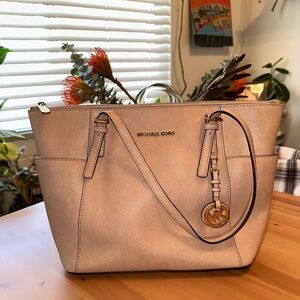 Michael Kors Charlotte Large Saffiano Leather
Top-Zip Tote Bag